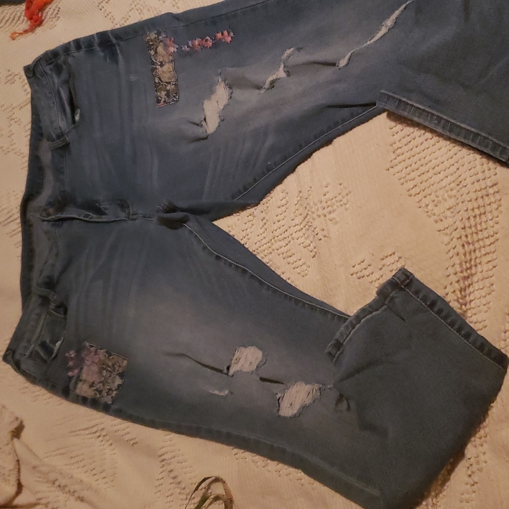 Signature Studio Plus Capris - Picture 2 of 7